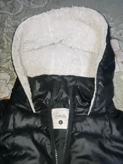 Chaqueta acolchada negra con capucha - miniatura 2