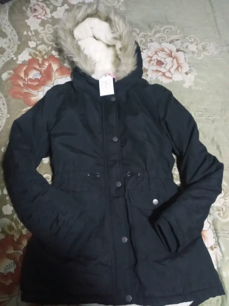Parka negra con capucha de piel - 1