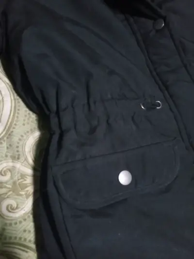 Parka negra con capucha de piel - miniatura 3