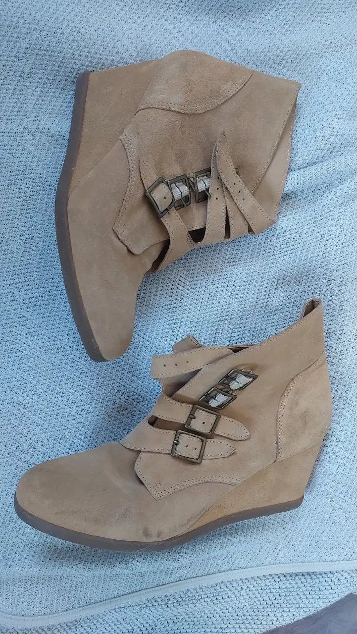 Botines beige con hebillas