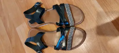 Zapatos y zapatillas usadas - miniatura 2