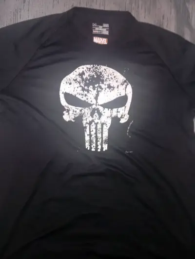 Polera negra The Punisher UnderArmour - miniatura 1