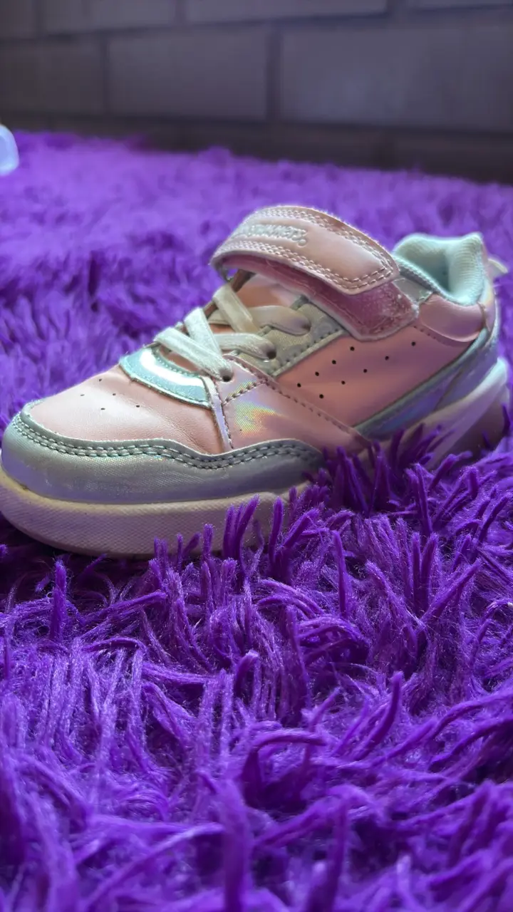 Zapatilla infantil rosada brillante