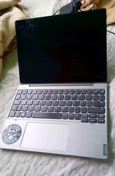 Laptop Lenovo plateada - miniatura 1
