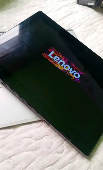 Laptop Lenovo plateada - miniatura 4