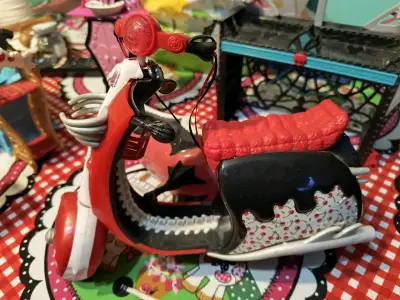 Juguete moto roja de ghoulia - miniatura 1