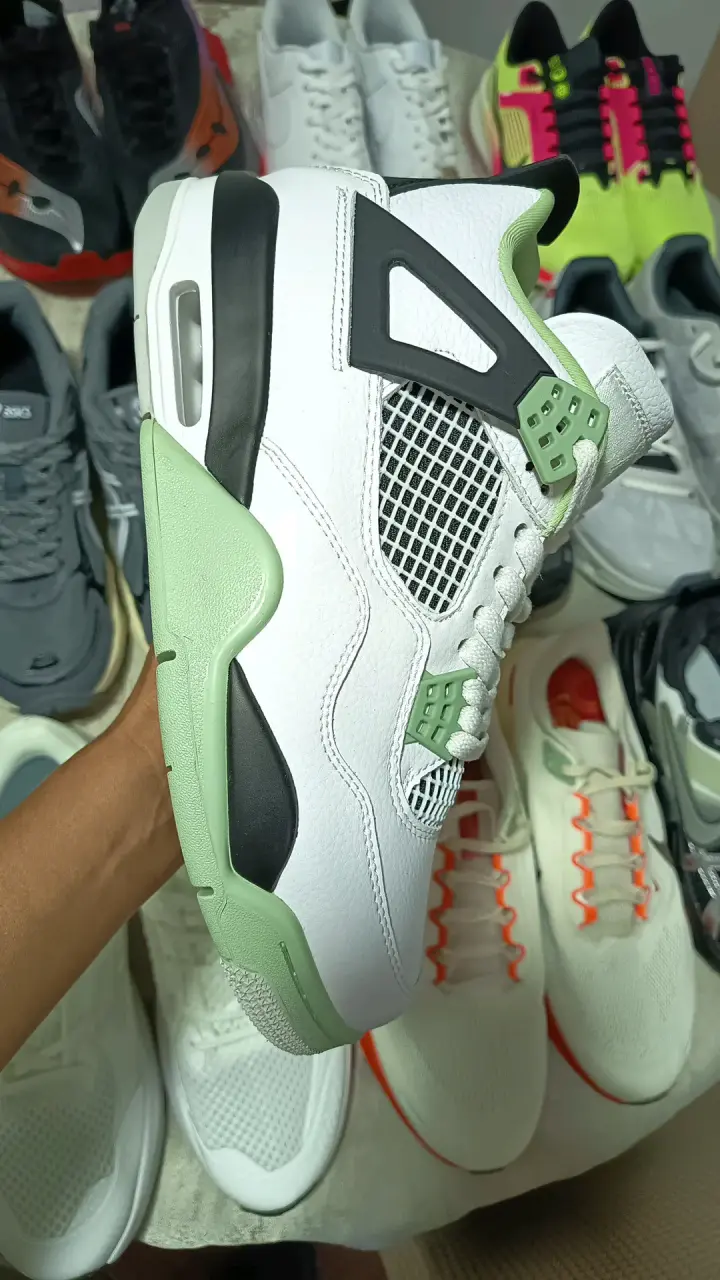 Zapatillas deportivas blancas y verdes - 1