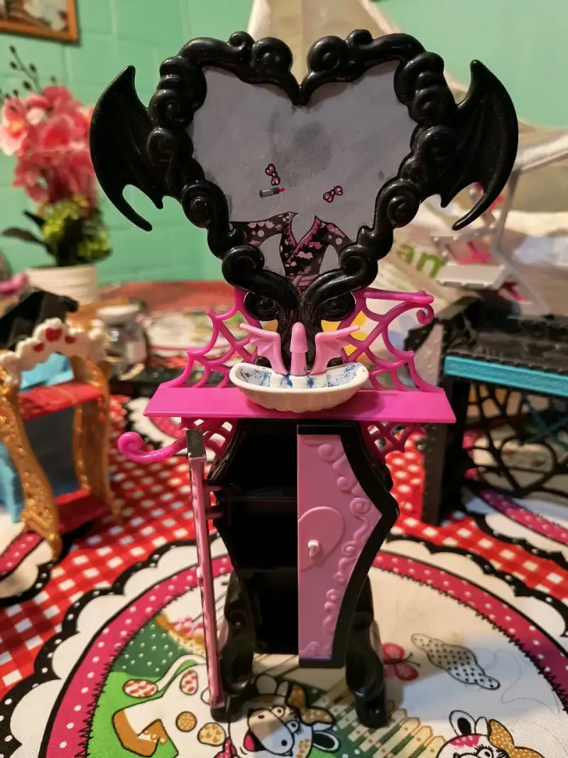 Espejo de juguete con diseño gótico de Draculaura - 1