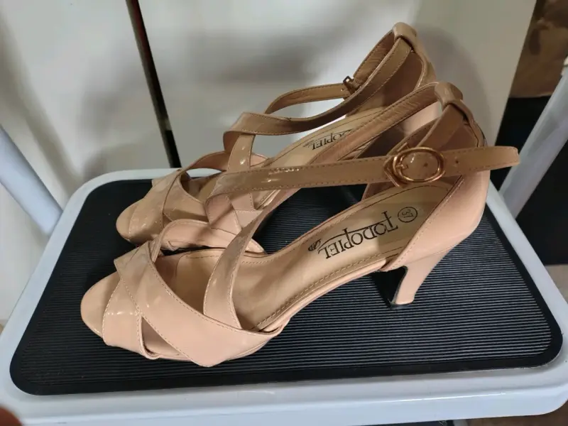 Tacones beige-rosado con correa - 1