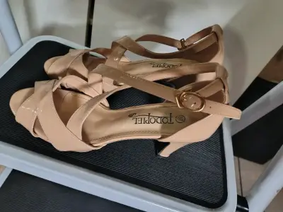 Tacones beige-rosado con correa - miniatura 3