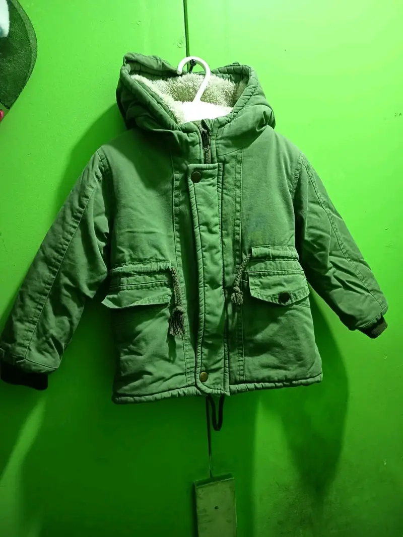 Abrigo verde con capucha de bebé