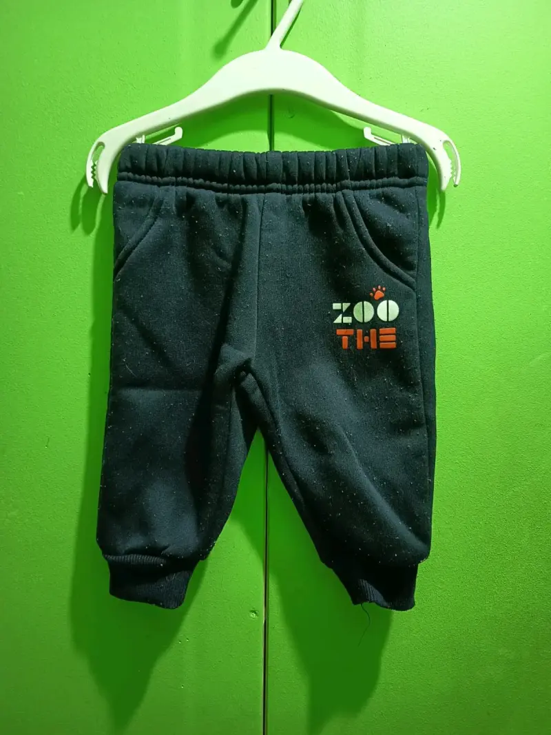 Pantalones de niño azul oscuro y pantalón gris - 1