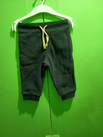 Pantalones de niño azul oscuro y pantalón gris - miniatura 2