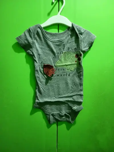 Body bebé gris con estampado dinosaurio - miniatura 1
