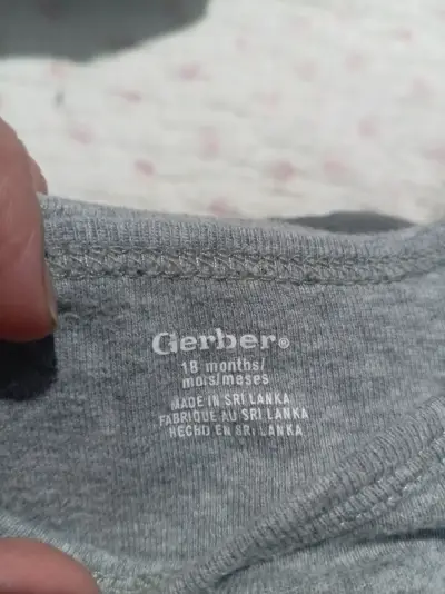 Body bebé gris con estampado dinosaurio - miniatura 2
