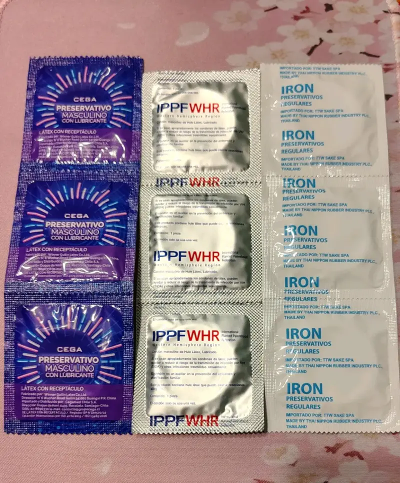 Preservativos variados en paquete - 1
