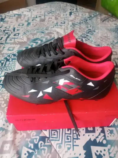 Zapatillas deportivas negras y rojas - miniatura 1