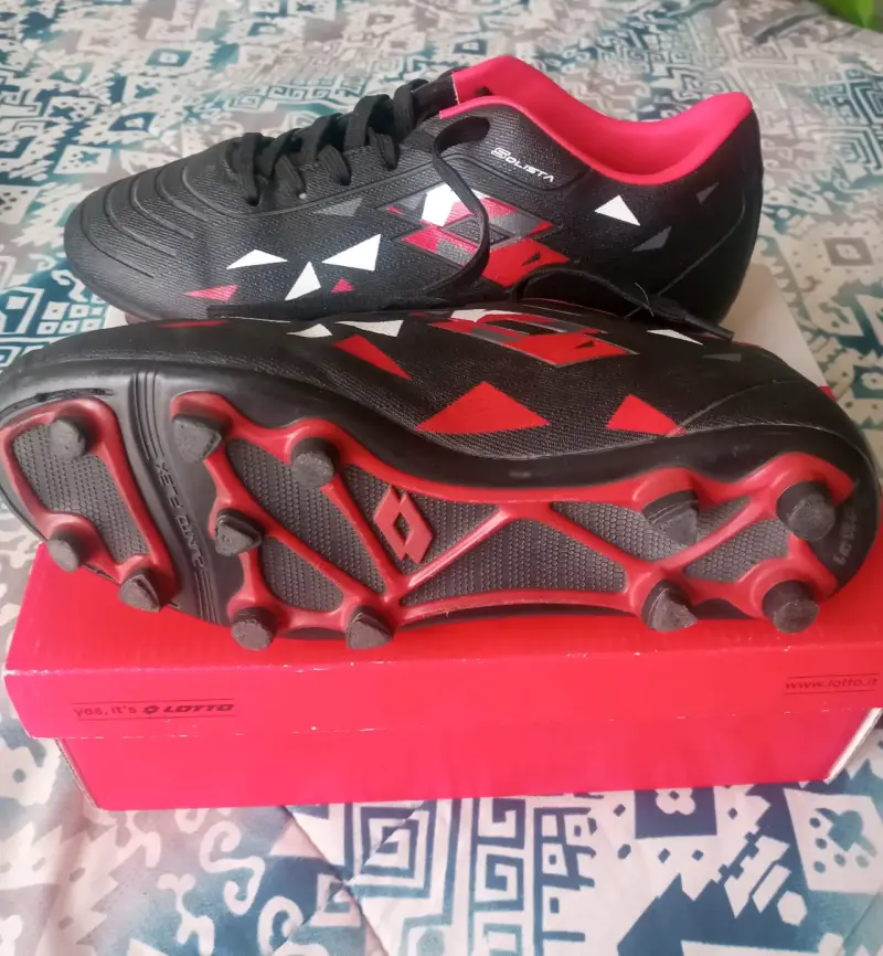 Zapatillas deportivas negras y rojas - 2