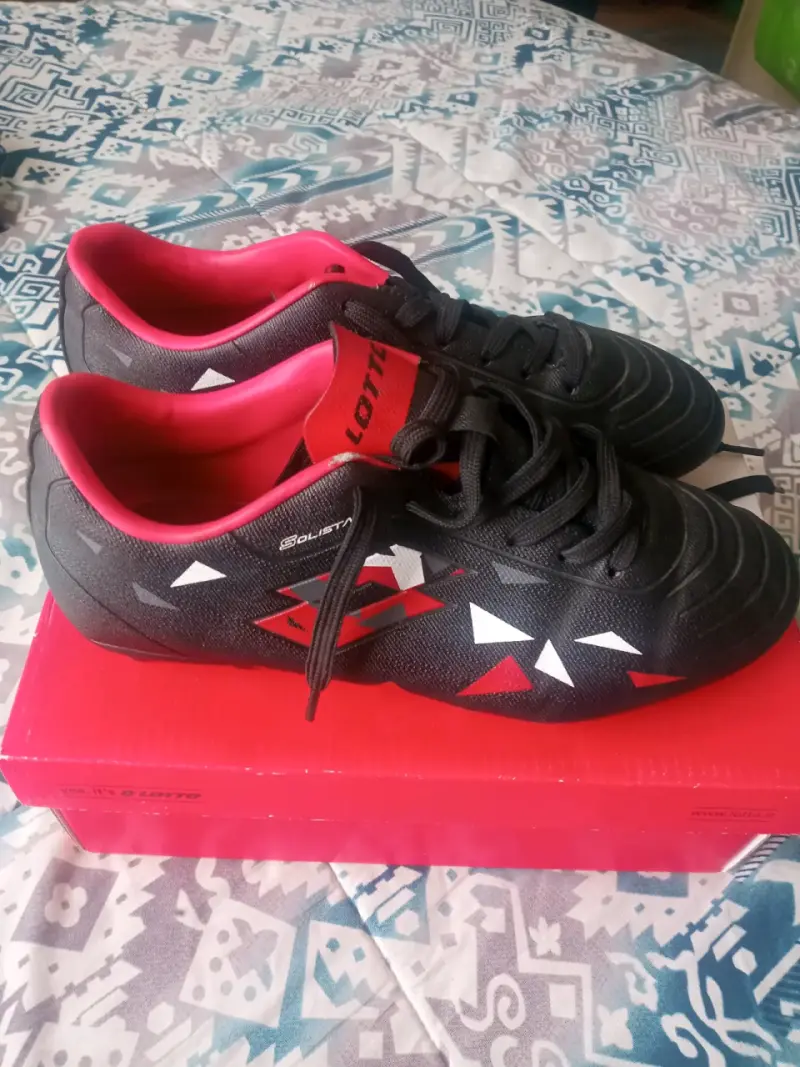 Zapatillas deportivas negras y rojas - 3