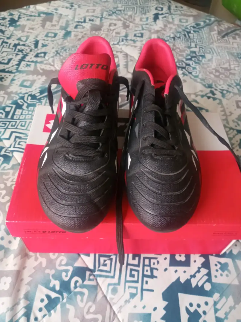 Zapatillas deportivas negras y rojas - 4
