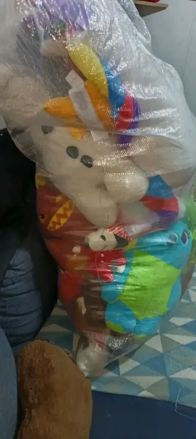 Vendo fardo de 45 peluches disney - miniatura 1