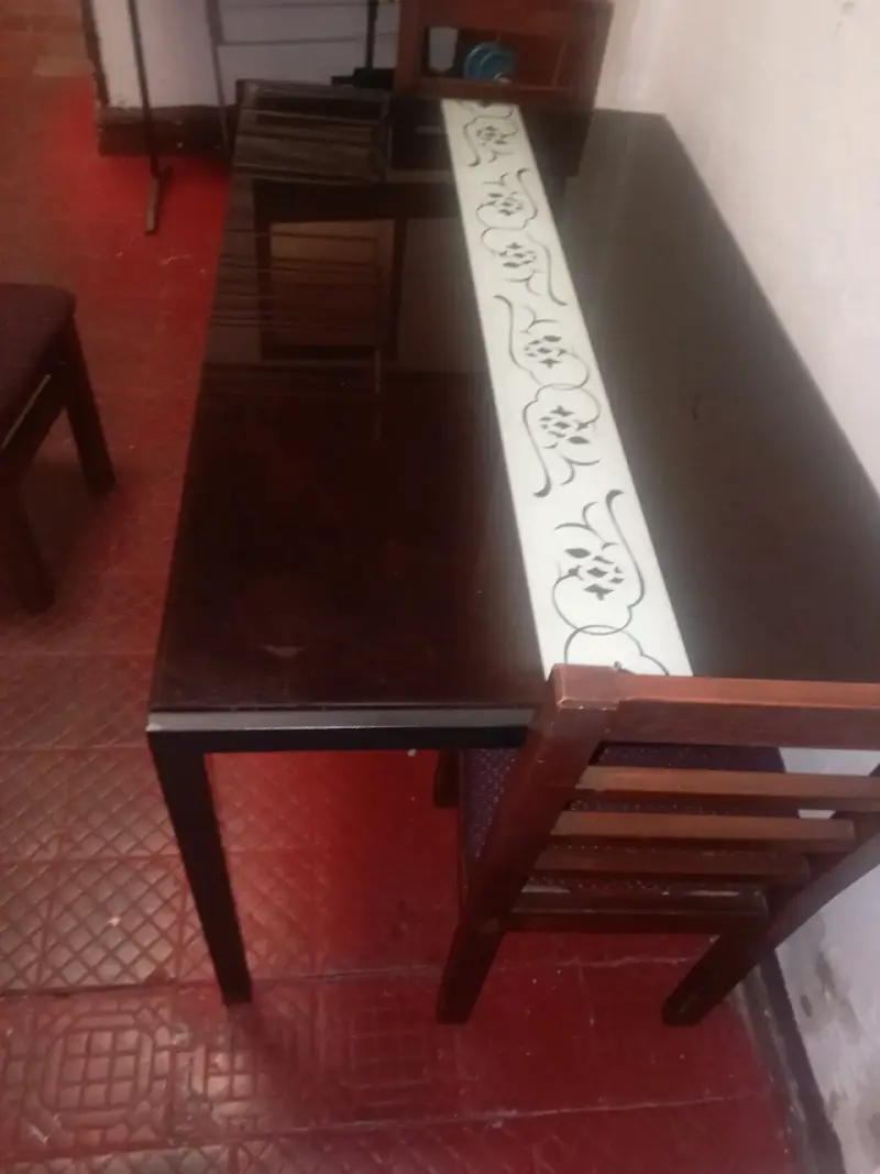 Mesa de comedor con diseño floral - 2