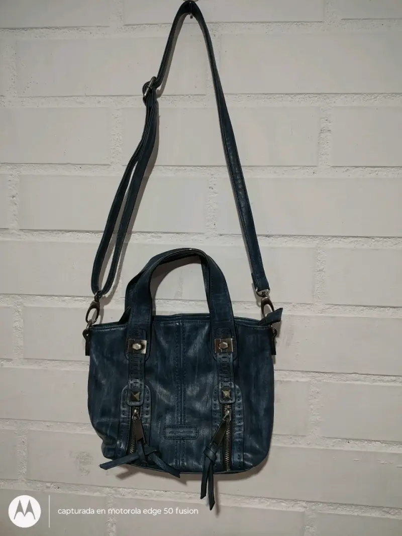Cartera azul y cartera negra con correa ajustable - 1