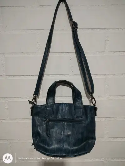 Cartera azul y cartera negra con correa ajustable - miniatura 2