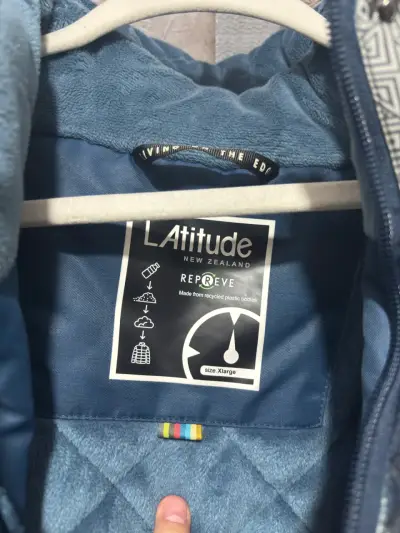 Parca azul con capucha marca latitude - miniatura 2