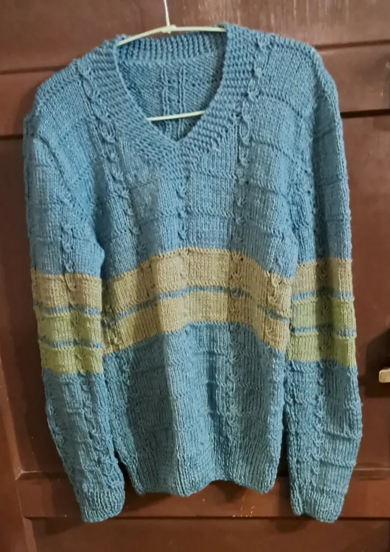 Suéter tejido azul con franjas - 1