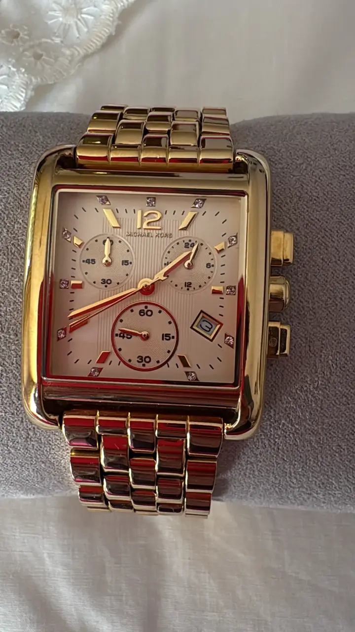 Reloj dorado de lujo - 1