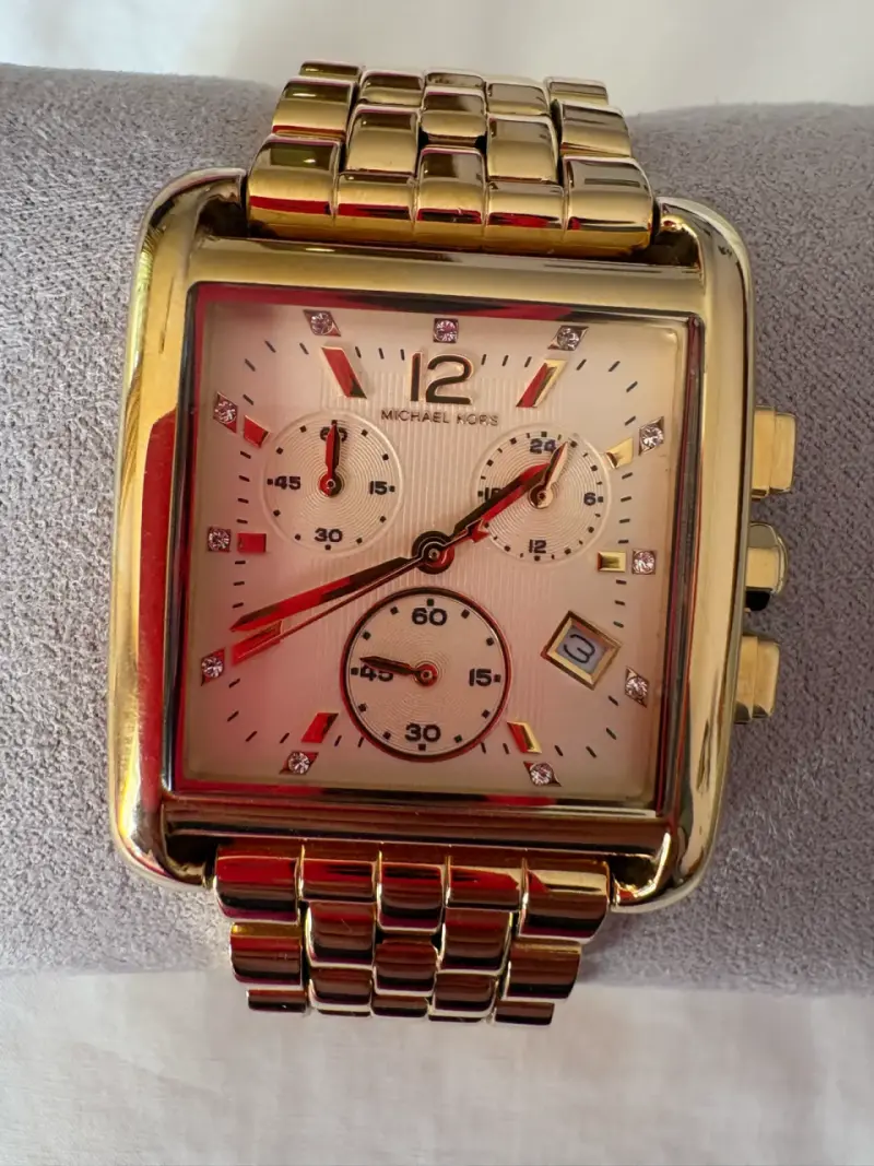 Reloj dorado de lujo - 3