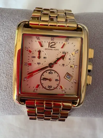 Reloj dorado de lujo - miniatura 3