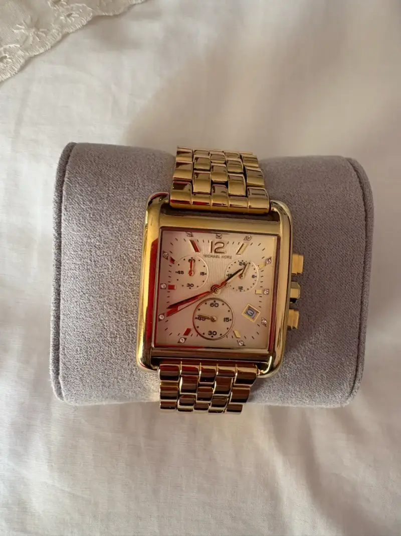 Reloj dorado de lujo - 4