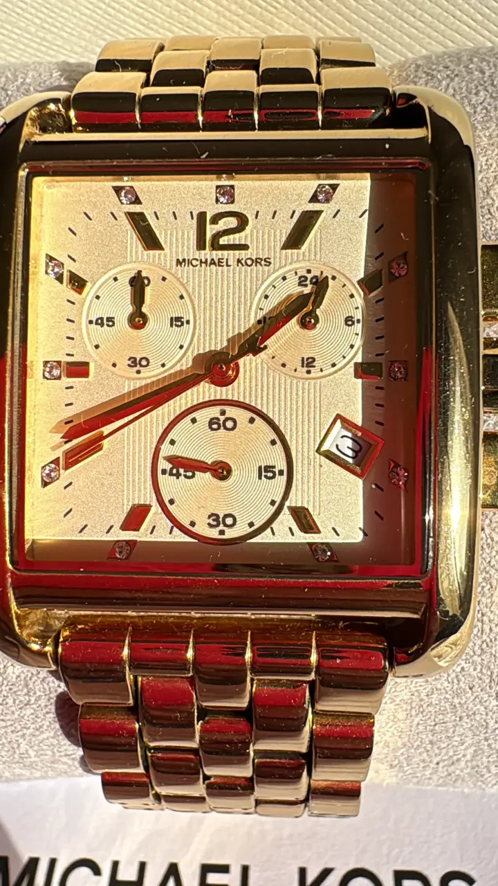 Reloj dorado de lujo - 5