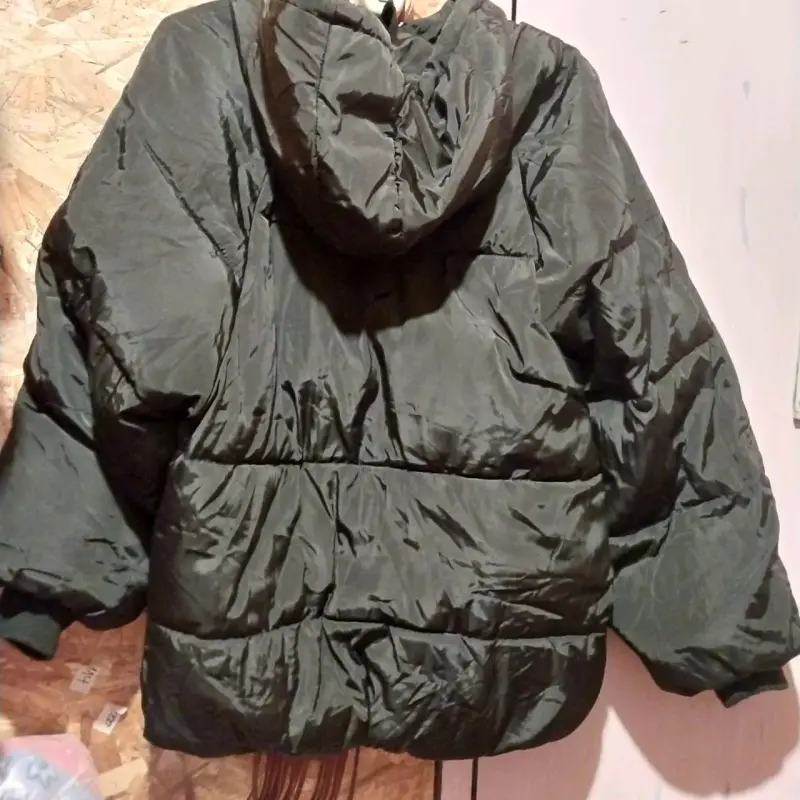 Chaqueta negra en buen estado
