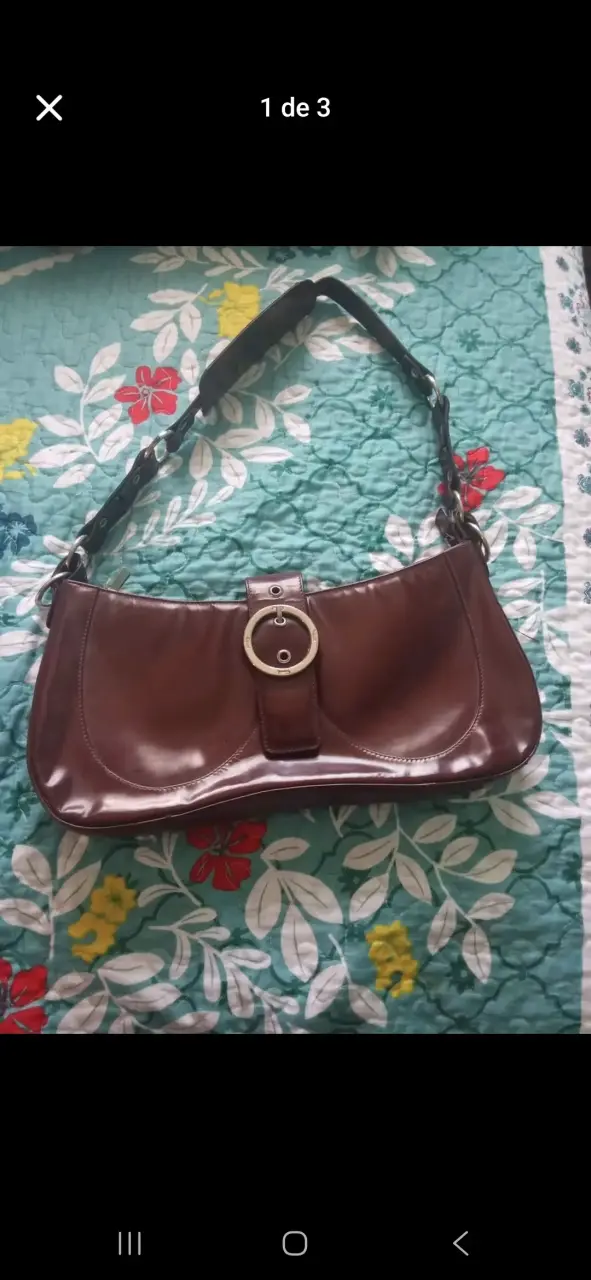 Cartera marrón con hebilla metálica