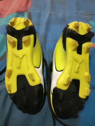 Botines futbol amarillo y negro - miniatura 1