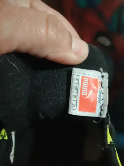Botines futbol amarillo y negro - miniatura 2