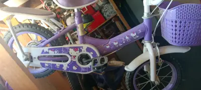 Bicicleta infantil morada con ruedas auxiliares - miniatura 2