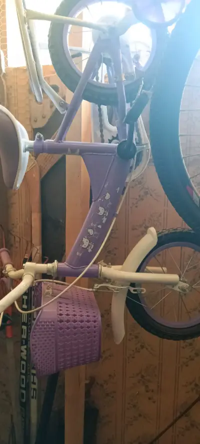 Bicicleta infantil morada con ruedas auxiliares - miniatura 4