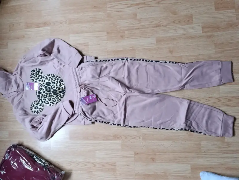Conjunto deportivo rosa con estampado - 1