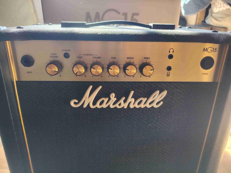 Amplificador Marshall MG15 + cable - 1