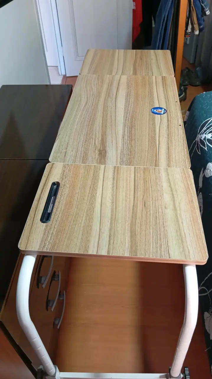 Mesa con ruedas para cama - 1