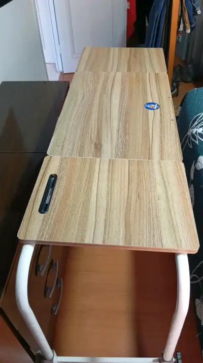 Mesa con ruedas para cama - miniatura 1