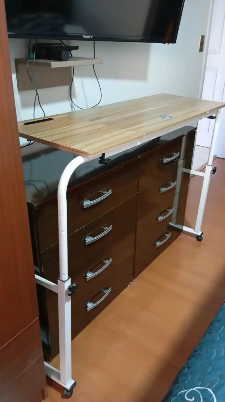 Mesa con ruedas para cama - 2