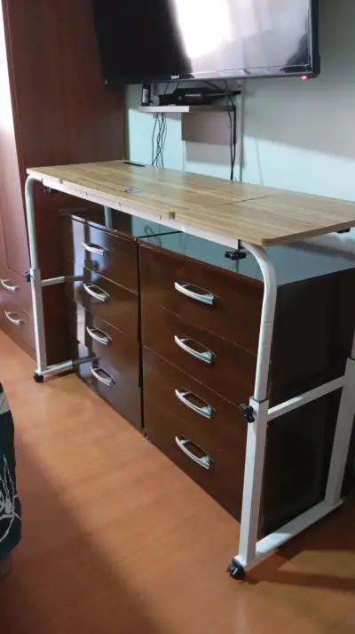 Mesa con ruedas para cama - miniatura 4