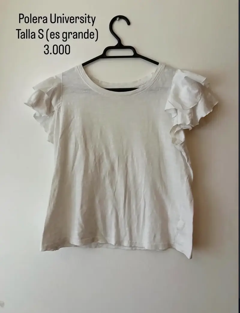 Polera blanca con volantes