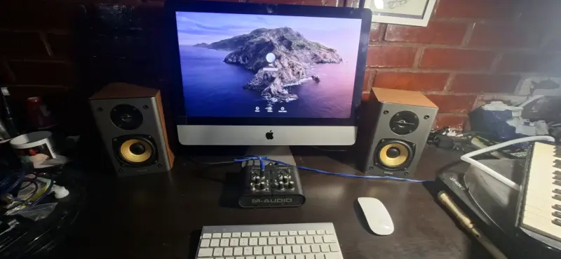 Computador iMac con periféricos - 1