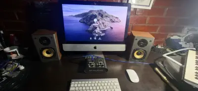 Computador iMac con periféricos - miniatura 1